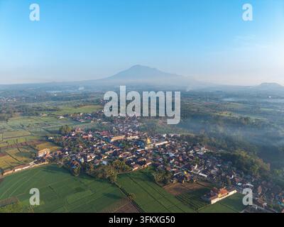 Cette vue aérienne époustouflante capture un village tranquille niché dans une verdure luxuriante à Ngajum, Malang Banque D'Images