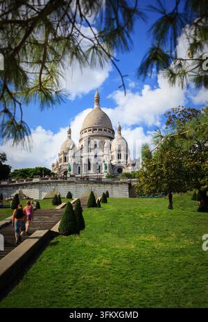 Vue de la cathédrale blanche comme neige du Sacré-Cœur à Paris, France Banque D'Images