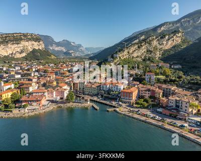 Vue aérienne de la station balnéaire de Torbole sur le lac de Garde dans les Alpes italiennes Banque D'Images