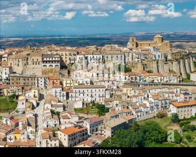 Vue aérienne de la ville perchée d'Acerenza, Basilicate, Italie Banque D'Images