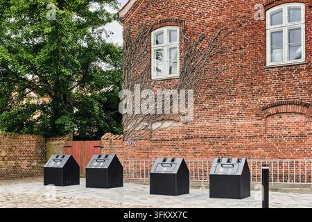 Viborg, Danemark, gestion des déchets avec conteneurs souterrains séparés, infrastructure urbaine moderne pour le recyclage et l'élimination durable des déchets urbains Banque D'Images