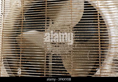 Ancien grille de ventilateur de climatiseur montrant une accumulation importante de poussière, de saleté et de rouille, soulignant la négligence, un entretien médiocre et un potentiel de malsain Banque D'Images