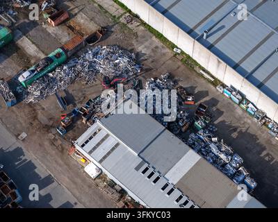 Melbourne, Australie - 22 septembre 2026 : Vue aérienne d'une décharge de ferraille industrielle avec des tas de métal, des conteneurs d'expédition et des bâtiments d'usine i Banque D'Images