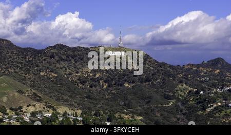 Vue aérienne de l'emblématique panneau Hollywood situé sur les pentes du mont Lee, entouré de collines accidentées et d'un ciel bleu parsemé de nuages. Hollywood Banque D'Images