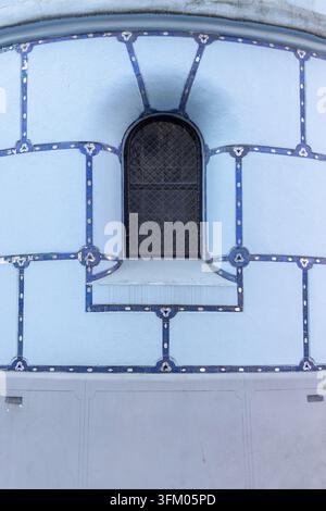 Bratislava, Slovaquie - 14 mars 2026 : Détail de mosaïque géométrique en céramique Art Nouveau sur la façade de l'Église Bleue. Style sécessionniste Banque D'Images
