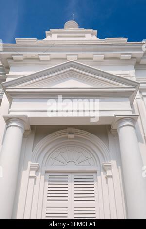Détail architectural en contre-plongée de l'église Saint-Georges à George Town, Penang, Malaisie. Banque D'Images