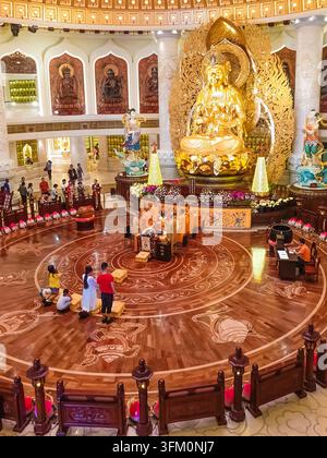 SANYA, HAINAN, CHINE - 10 OCTOBRE 2019 : Statue en or de la déesse Guanin dans le temple Guanin du centre bouddhiste de Nanshan Banque D'Images