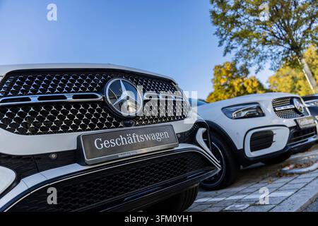 Succursale Mercedes Benz Stuttgart. Vue extérieure avec voiture de société. Étoile Mercedes. Stuttgart, Bade-Wurtemberg, Allemagne Banque D'Images
