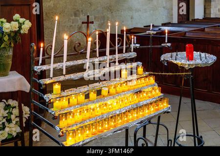 Bougies votives et de prière allumées à l'intérieur de l'église Saint-Martin (église St Martin) à Veules-les-Roses sur la Côte d'Albatre (Cote d'Albatre, Co Banque D'Images