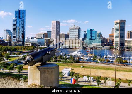 Port intérieur avec les navires historiques de Baltimore et le World Trade Centre avec sa plateforme d'observation, vu depuis le Federal Hill Park à Baltimore, Maryland Banque D'Images