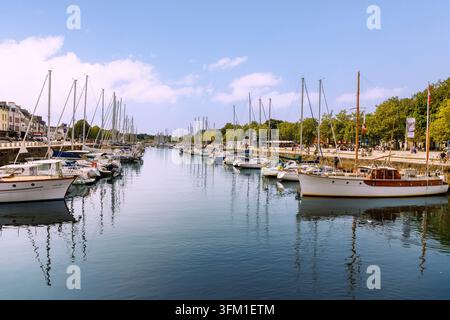Port de Plaisance avec des voiliers sur la Place Gambetta à Vannes, Morbihan, Bretagne, France Banque D'Images