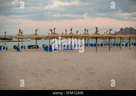 Plage déserte dans les îles Baléares avec transats et parasols Banque D'Images