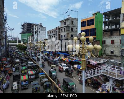Rajshahi, Division de Rajshahi, Bangladesh – 26 septembre 2026 : Vue aérienne d'une rue animée de Rajshahi remplie de nombreuses rickshaws, auto-rickshaws, Banque D'Images