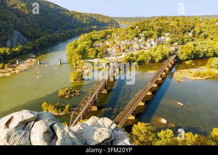 Vue panoramique depuis le point de vue de Maryland Heights dans le parc historique national de Harpers Ferry sur Harpers Ferry et la confluence de la Shenandoah Banque D'Images