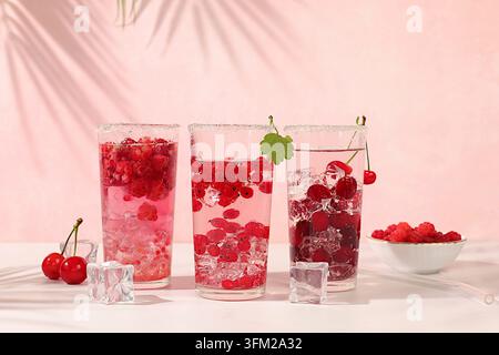 Eau diététique vegane avec framboises, groseilles et cerises, eau détox, mojito avec Sprite, menthe et baies fraîches. Concept de régime détox et de perte de poids Banque D'Images