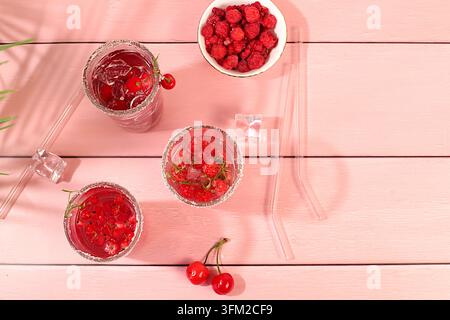 Eau diététique vegane avec framboises, groseilles et cerises, eau détox, mojito avec Sprite, menthe et baies fraîches. Concept de régime détox et de perte de poids Banque D'Images