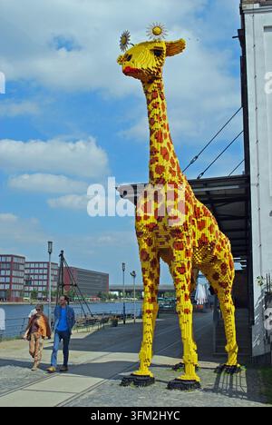 Girafe faite de briques Lego, LEGOLAND Discovery Center Duisburg, Innenhafen, Duisburg, Ruhrgebiet, Rhénanie-du-Nord-Westphalie, Allemagne Banque D'Images