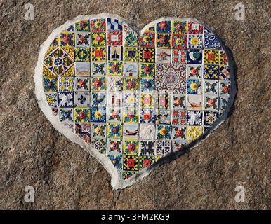 Mosaïque en forme de cœur faite de tuiles céramiques portugaises traditionnelles sur un mur de pierre rustique Banque D'Images