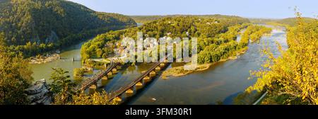 Vue panoramique depuis le point de vue de Maryland Heights dans le parc historique national de Harpers Ferry sur Harpers Ferry et la confluence de la Shenandoah Banque D'Images