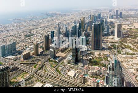Vue aérienne de Dubaï prise depuis l'une des tours les plus hautes de la ville, regardant vers le nord-ouest le long de la route Sheikh Zayed en direction du littoral. Banque D'Images