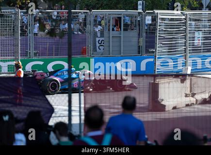 Voiture de course de Formule 1 passant devant des spectateurs sur la piste du Baku City Circuit lors de l'événement du Grand Prix d'Azerbaïdjan. Banque D'Images