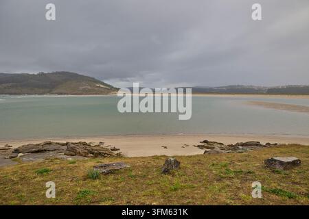 Vue panoramique large d'une lagune côtière calme et d'une plage de sable. Banque D'Images