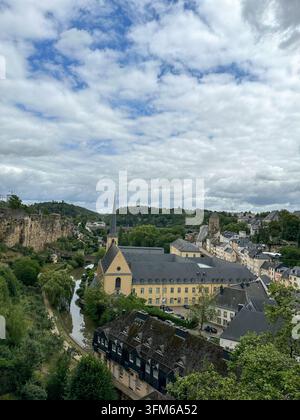 Paysage urbain européen pittoresque avec tour d'église historique et vue sur la rivière. Vue panoramique élevée d'une ville historique européenne présentant un vieux clocher d'église, t Banque D'Images