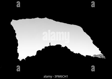 Une seule personne debout dans la grotte marine Gruta das Aguas Belas, Santiago, Cap-Vert Banque D'Images