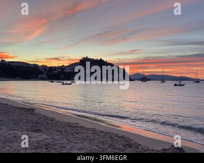 Les yachts sont amarrés à la lumière de l'aube au-dessus de la plage de Valtos près de Parga en Épire, dans le nord de la Grèce Banque D'Images