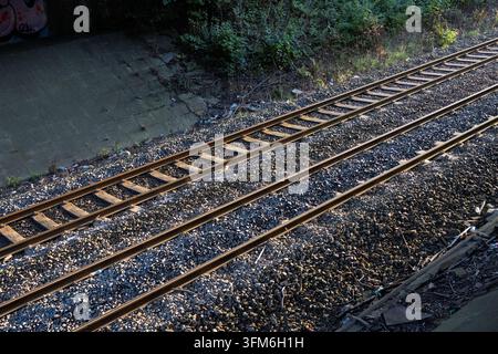 Voies ferrées sur des fondations en gravier. Banque D'Images