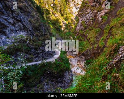 Vue élevée d'un pont suspendu en métal traversant le dramatique ravin d'Almbachklamm dans les Alpes bavariennes Banque D'Images