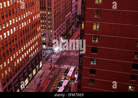 Scène de la East 34th Street vue du dessus dans le quartier de Murray Hill, New York City, États-Unis  2026 Banque D'Images