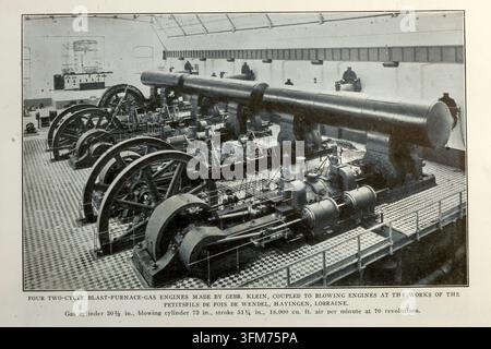 Illustration industrielle historique de quatre moteurs à gaz à deux temps fabriqués par Gebr. Klein et couplés à des moteurs de soufflage dans les usines de Petitsfils de Wendel, Hayingen, Lorraine. Les spécifications imprimées indiquent un cylindre à gaz de 30½ pouces, un cylindre de soufflage de 73 pouces, une course de 51¼ pouces et une production de 18 000 pieds cubes d'air par minute à 70 tours. INSTALLATIONS REMARQUABLES DE MOTEURS À GAZ EN EUROPE CONTINENTALE. Tiré de The Engineering Magazine Dévoué au Progrès Industriel Volume XXXVIII Octobre 1909 - Mars 1910 The Engineering Magazine Co. Banque D'Images