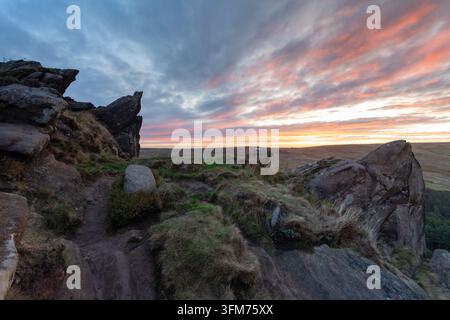 Lever du soleil aux Ramshaw Rocks dans le parc national du Peak District, Staffordshire, Angleterre. Banque D'Images