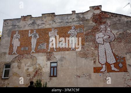 Mosaïque mural d'époque soviétique située sur le mur extérieur d'un immeuble résidentiel au 32 rue Chevtchenko à Lviv, Ukraine. Banque D'Images