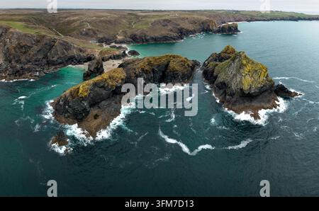 Vue panoramique aérienne de Kynance Cove sur la péninsule de Lizard dans les Cornouailles, Royaume-Uni, avec une belle plage de sable entourée de falaises et de grottes avec Banque D'Images