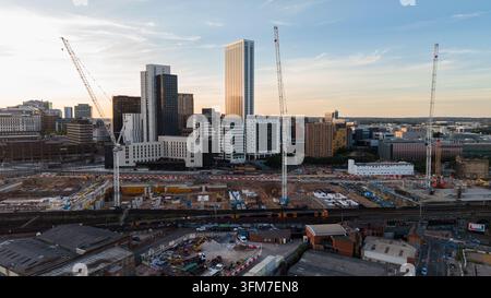 Vue aérienne de la construction de la ligne HS2 pour la gare de Birmingham Curzon Street avec voies en exploitation et ligne d'horizon, Royaume-Uni Banque D'Images