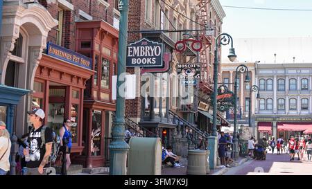 Les visiteurs explorent les rues de New York recréées et les vitrines thématiques des Universal Studios Florida, Universal Orlando Resort à Orlando, Floride, États-Unis Banque D'Images