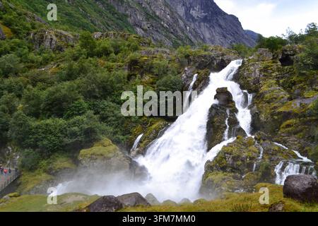 Puissante cascade dévalant sur des rochers couverts de mousse en Norvège Banque D'Images