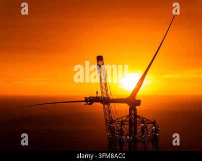 Installation des pales du rotor sur la tour éolienne haute altitude GICON, qui est ensuite étendue à une hauteur de moyeu de 300 mètres. La hauteur totale est alors Banque D'Images