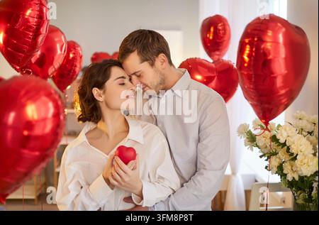 Heureux couple amoureux profiter d'une atmosphère romantique pendant la Saint-Valentin Banque D'Images