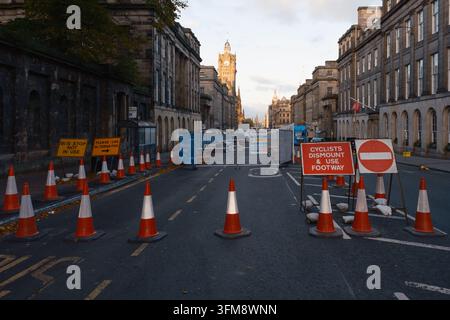 Cones de fermeture de route et signalisation sur Waterloo Place avec vue sur la tour de l'horloge du Balmoral, Édimbourg, Écosse, Royaume-Uni, le 26 septembre 2026. Banque D'Images