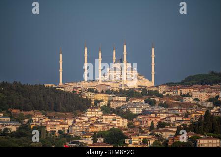 Istanbul, Turquie, 4 août 2025. La mosquée Camlıca se dresse de manière proéminente sur une colline, surplombant des bâtiments résidentiels et une forêt luxuriante à Istanbul Banque D'Images