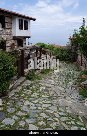 Ruelle pavée étroite dans un village côtier Banque D'Images