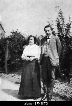 Une photographie représentant Albert Einstein (1879–1955) et sa première épouse Mileva Marić (1875–1948) debout en plein air. Einstein, un physicien théorique d'origine allemande, et Marić, une physicienne et mathématicienne serbe, étaient des camarades d'études au Polytechnique de Zurich avant leur mariage en 1903. Pendant la période de cette photographie, ils résidaient à Berne, en Suisse, où Einstein travaillait comme assistant technique au Bureau suisse des brevets tout en développant ses théories révolutionnaires en physique. Cette période coïncidait avec l'« Annus Mirabilis » d'Einstein, l'année où il a publié quatre articles fondateurs qui f Banque D'Images