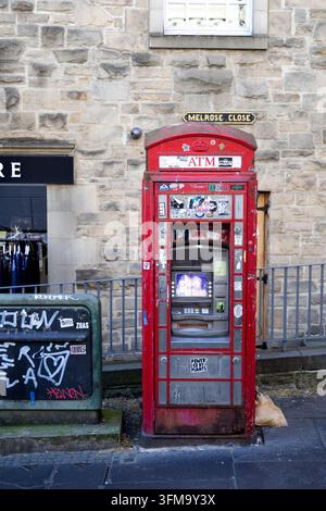 Édimbourg, Écosse, Royaume-Uni - 20 juillet 2026 : Cabine téléphonique britannique rouge traditionnelle transformée en distributeur de billets sur Melrose Close à Édimbourg Banque D'Images