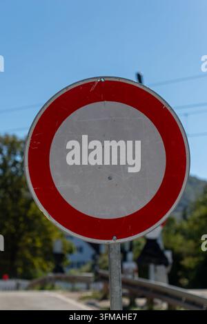 Panneau routier rond avec une bordure rouge par une journée claire à Treuchtlingen, Allemagne Banque D'Images