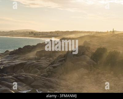 Lumière d'après-midi atmosphérique avec des embruns sur les rochers à Port Elliot en Australie du Sud, regardant vers Rocky Bay et Green Bay Banque D'Images