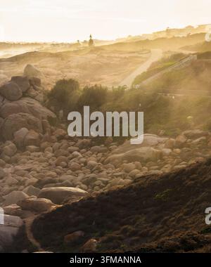 Lumière d'après-midi atmosphérique avec des embruns sur les rochers à Port Elliot en Australie du Sud, regardant vers Rocky Bay et Green Bay Banque D'Images