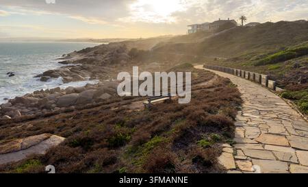 Lumière d'après-midi atmosphérique avec des embruns sur les rochers à Port Elliot en Australie du Sud, regardant vers Rocky Bay et Green Bay Banque D'Images